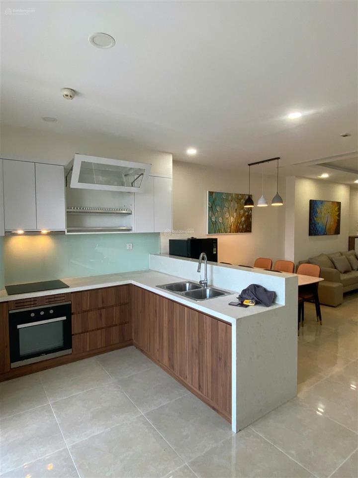 Cho thuê căn góc 102m2, 3 p ngủ full đồ giá 20 triệu. golden park.  0838 452 ***. có slot ô tô
