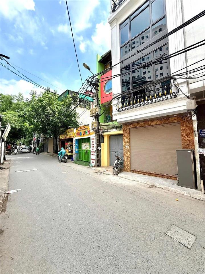 Nhà mặt đường to kinh doanh buôn bán thỏa mái không phải lo nghĩ, ô tô đậu trong nhà.