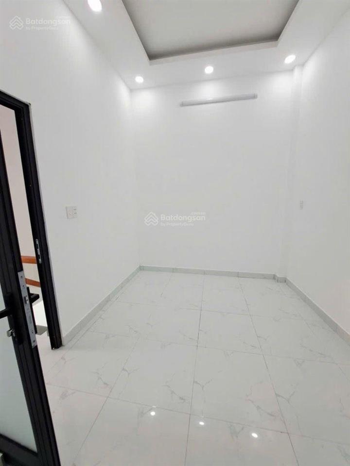 Bán nhà giáp tân phú. q6, gần đầm sen. ngang 4m. 40m2, nhà mới. nhỉnh 3 tỷ lớn