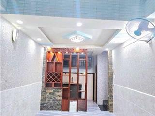 Sát chợ xóm chiếu, khu ẩm thực hai mươi thước, cầu calmette. 5 phút đến chợ bến thành