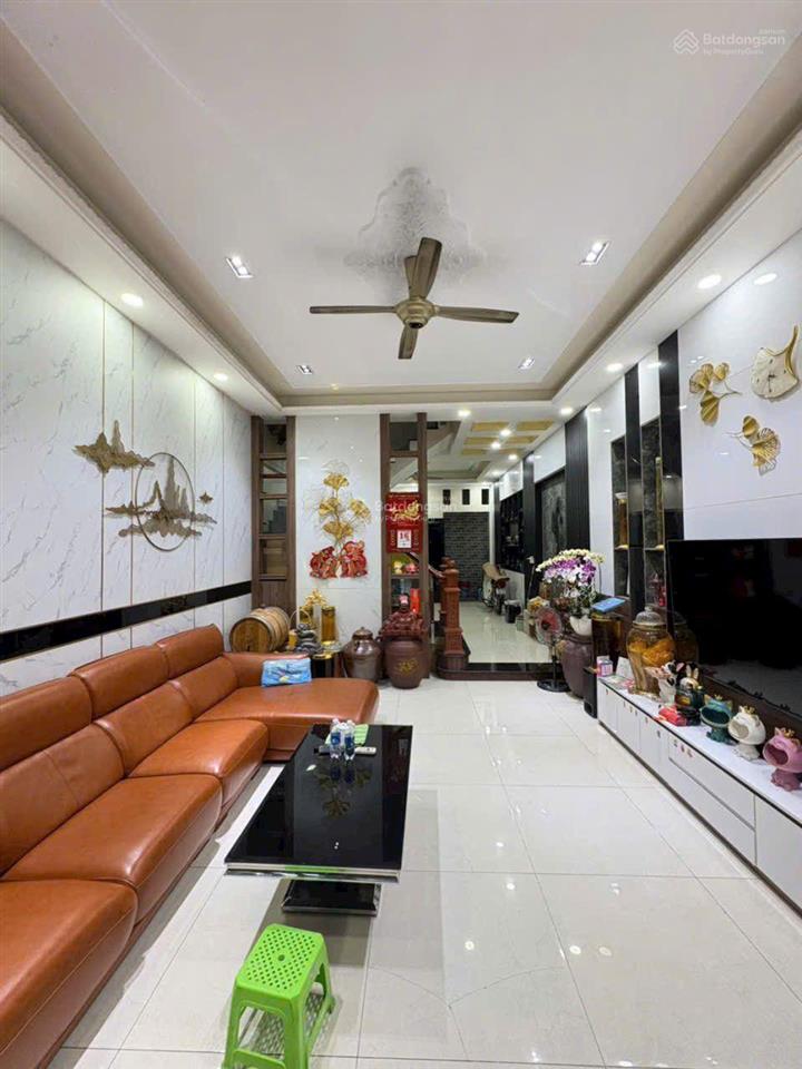 Bán nhà 3 tầng mặt tiền p. đông hoà gần sân vận động dĩ an nhà đẹp dt lớn kiến trúc tân cổ điển