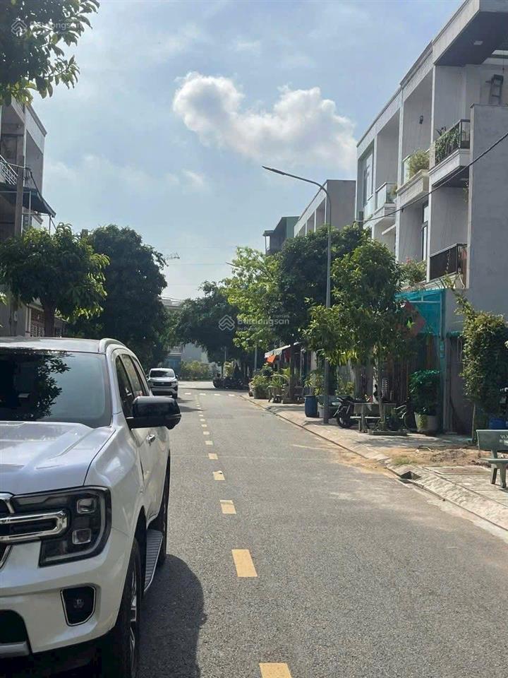 Bán1 cặp nhà song sinh đã hoàn thiện gần đại học quốc gia tphcm
 nhà full nội thất cao cấp và đặc