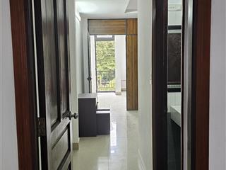 Cho thuê phòng đôi có chổ đậu ô tô miễn phí, nhà mặt tiền ban công cửa sổ thoáng mát.