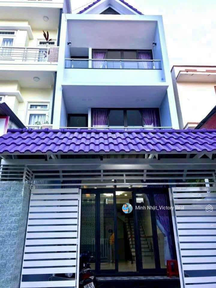 Bán nhà phố 82m2, 6 phòng ngủ, cách hồ xuân hương 1km, đà lạt