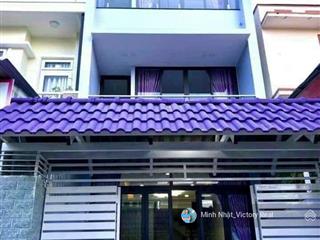 Bán nhà phố 82m2, 6 phòng ngủ, cách hồ xuân hương 1km, đà lạt