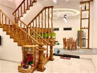 Bán nhà 9,5 tỷ sổ vuông vức, đã hoàn công, 5 phòng ngủ, có gara ô tô, p2, tp đà lạt