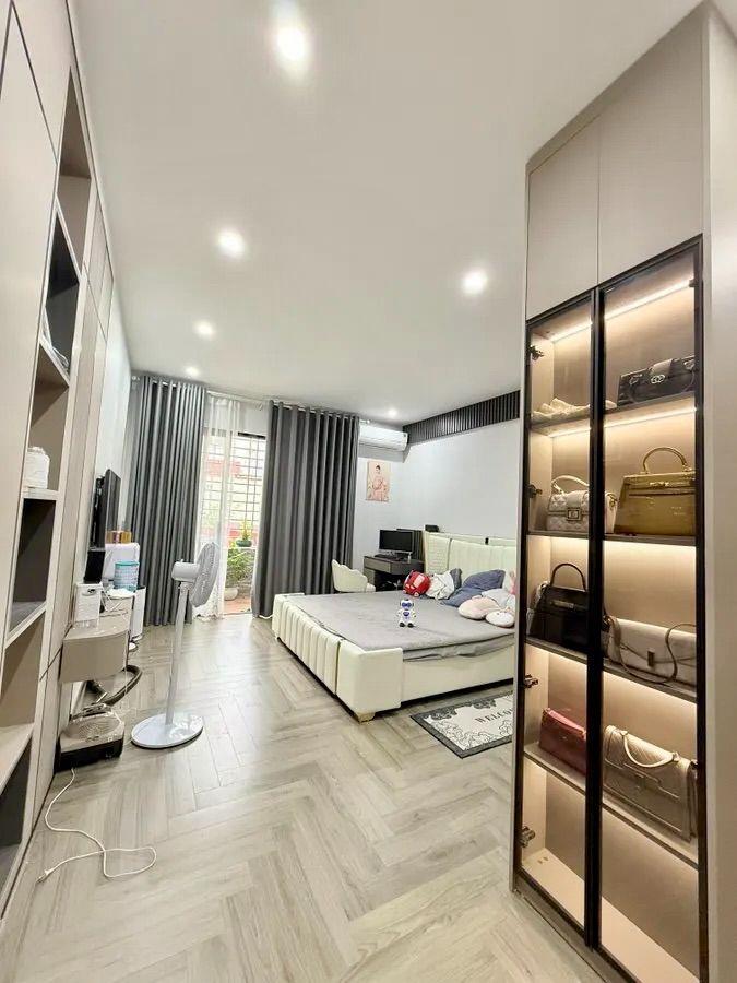 Bán Nhà Đẹp 50m Phố Cầu Giấy, 4PN, 6 Tầng Chắc Chắn, Ngõ Nông Rộng, 3 Bước Ra Ô tô Tránh, 19,2 Tỷ