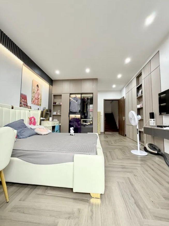 Bán Nhà Đẹp 50m Phố Cầu Giấy, 4PN, 6 Tầng Chắc Chắn, Ngõ Nông Rộng, 3 Bước Ra Ô tô Tránh, 19,2 Tỷ