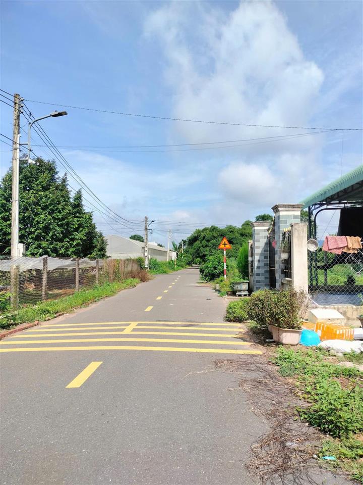 Ôg anh đang kẹt tiền nhờ bán lô đất 200m2 phía sau chợ, có sổ sẵn