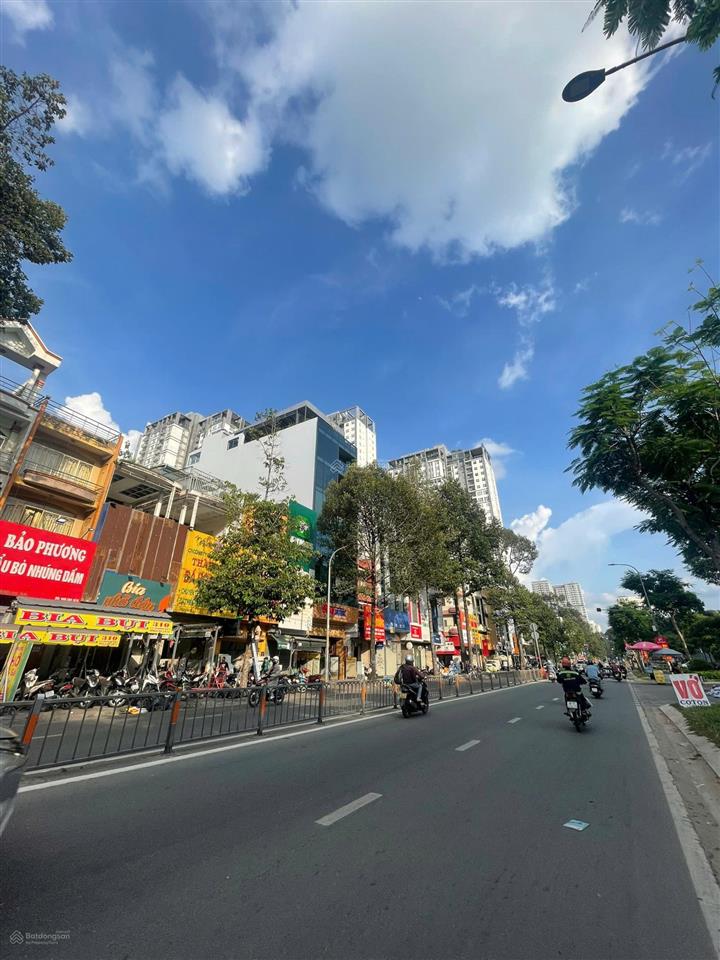 Bán nhà mặt tiền đường lý thường kiệt 4.9x20m, 3 lầu sân thượng ngay xi  grand court giá 33.8 tỷ