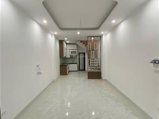 View hồ yên lũng. nhà 5 tầng thoáng mát. 4 phòng ngủ rộng