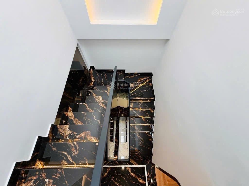 Bán nhà mặt tiền 3 tầng 100m2 ( 4,3 x 23,5) nguyễn duy cung p12 sổ hồng riêng