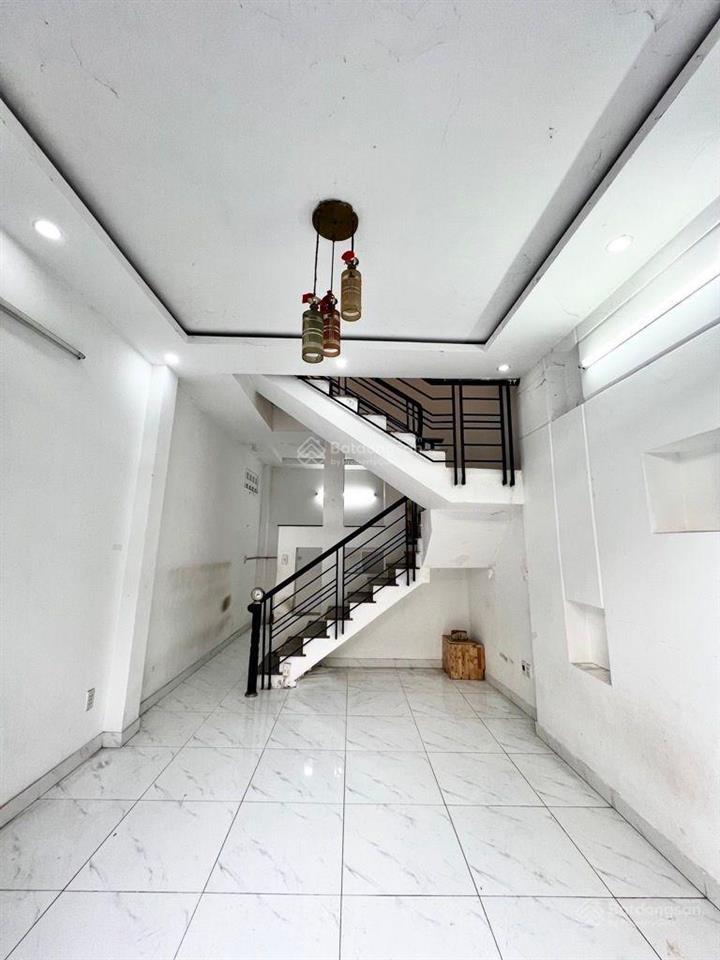 Bán nhà 2 tầng ngay lê đình cẩn diện tích 102m2 kết cấu 2 tầng + 3 phòng trọ cho th