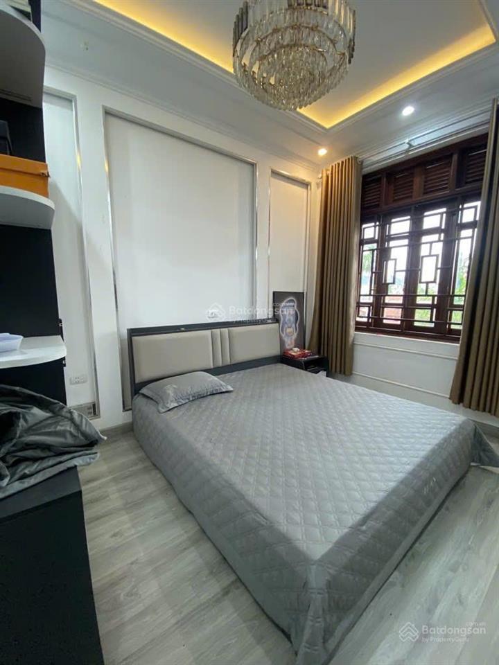 Chính chủ bán gấp dt 176m2, tặng nhà 3 tầng, 5 phòng ngủ rộng. đẹp như mới