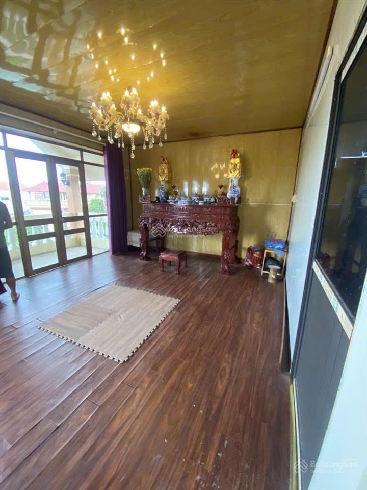 Chính chủ bán gấp dt 176m2, tặng nhà 3 tầng, 5 phòng ngủ rộng. đẹp như mới