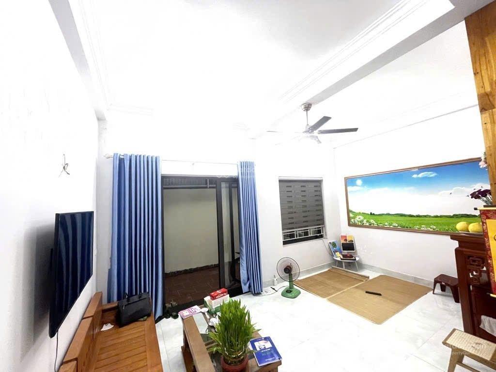 Chính chủ bán hơn 3 tỷ xíu, 43 m2. tặng nhà 2 tầng rưỡi. cạnh chợ chi đông, quang minh