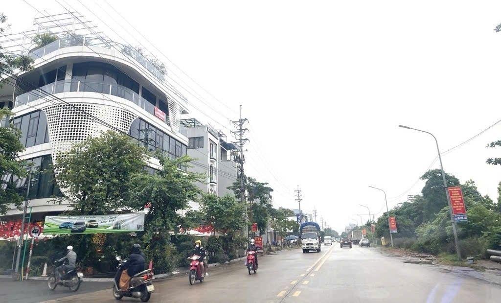 Chính chủ bán hơn 3 tỷ xíu, 43 m2. tặng nhà 2 tầng rưỡi. cạnh chợ chi đông, quang minh