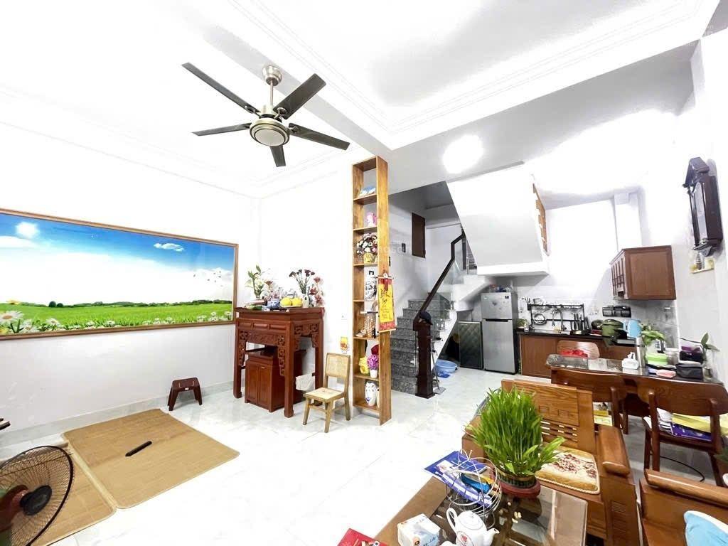 Chính chủ bán hơn 3 tỷ xíu, 43 m2. tặng nhà 2 tầng rưỡi. cạnh chợ chi đông, quang minh