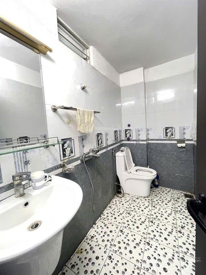 Chính chủ bán hơn 3 tỷ xíu, 43 m2. tặng nhà 2 tầng rưỡi. cạnh chợ chi đông, quang minh