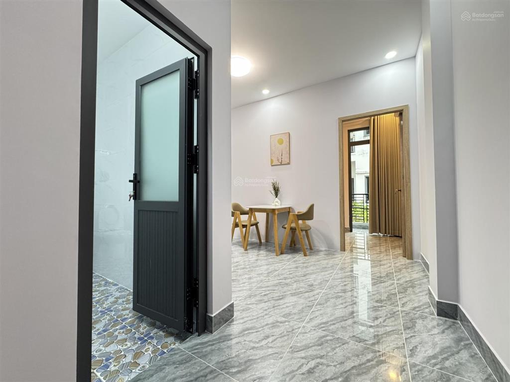 Cho thuê căn hộ 1 phòng ngủ ban công bóc seal tại quận 4