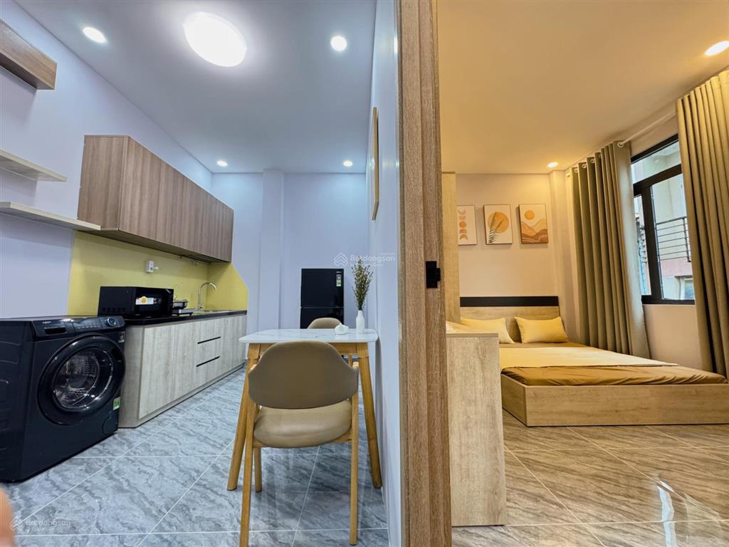 Cho thuê căn hộ 1 phòng ngủ ban công bóc seal tại quận 4