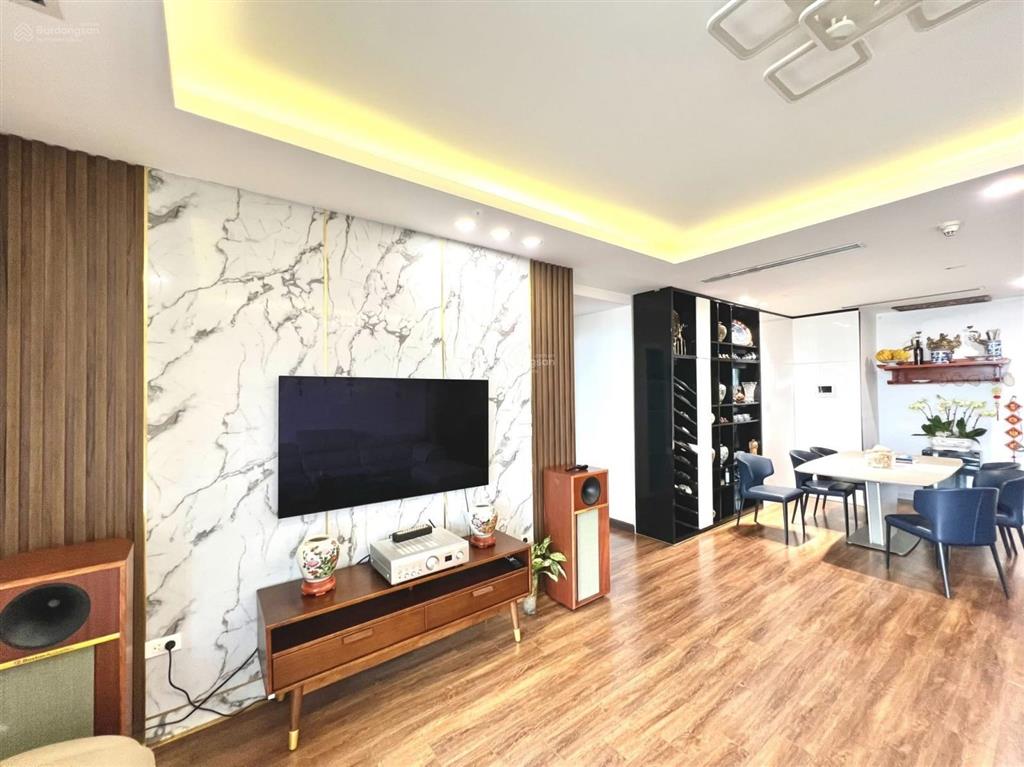 Gia đình cần bán nhanh căn góc 3n 139m2  tầng trung  sẵn slot để ô tô  sky city 88 láng hạ