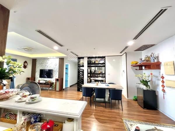 Gia đình cần bán nhanh căn góc 3n 139m2  tầng trung  sẵn slot để ô tô  sky city 88 láng hạ