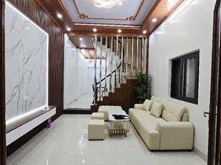 Nhà đẹp dân xây 4 tầng  2 thoáng.
ngõ 12 kim giang  10m ôtô dừng đỗ.
dt  38m  thực tế  41m2 