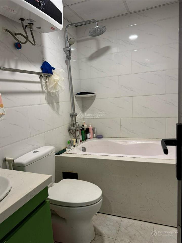 Bán căn hộ cccc liễu giai tower, tầng cao, 64m, 2 ngủ, khách bếp, 2wc, 2 logia, tặng full nội thất