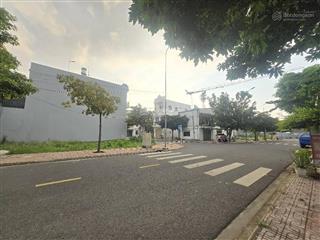Cần bán nhà ở đường dt743, 3pn, 4wc, khu dân trí cao. hẻm oto xe tải vô thoải mái