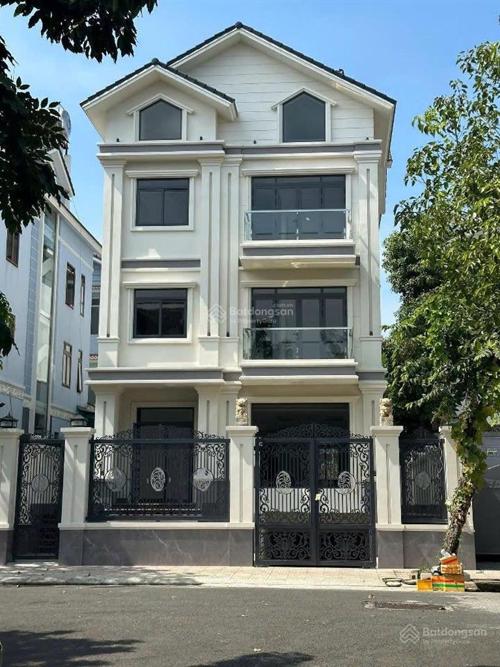Định cư nước ngoài chủ cần bán nhanh căn nhà phố sadeco ven sông q7 đối diện rmit 5x18m giá 15,6 tỷ