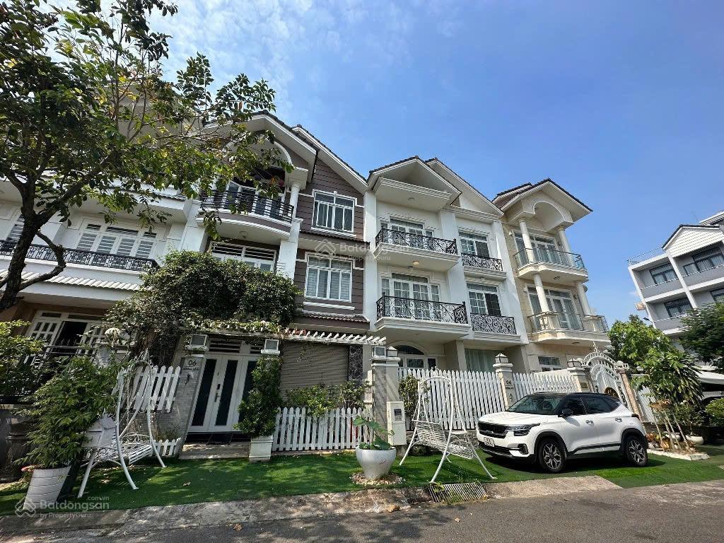 Định cư nước ngoài chủ cần bán nhanh căn nhà phố sadeco ven sông q7 đối diện rmit 5x18m giá 15,6 tỷ