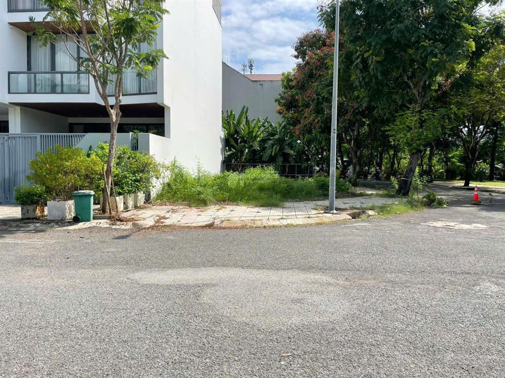 Cần bán gấp đất góc nhà phố mt đường 20m sadeco ven sông q7, dt 5x18m, giá 14 tỷ.  0909 127 ***