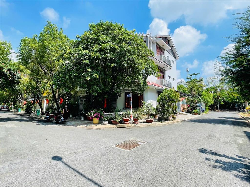 Cần bán gấp đất góc nhà phố mt đường 20m sadeco ven sông q7, dt 5x18m, giá 14 tỷ.  0909 127 ***