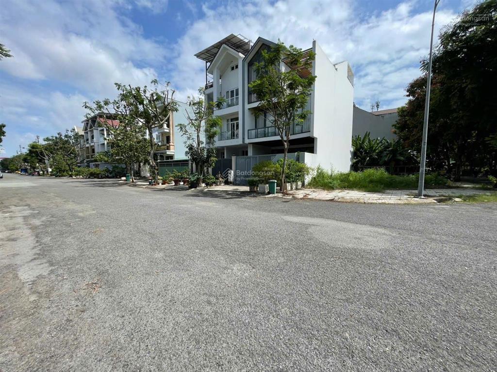 Cần bán gấp đất góc nhà phố mt đường 20m sadeco ven sông q7, dt 5x18m, giá 14 tỷ.  0909 127 ***