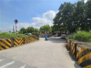 Giá 3 tỷ cho mảnh đất đẹp  vị trí hiếm  ô tô đỗ cổng  ngõ nông  dt 30m2 x mt 3m