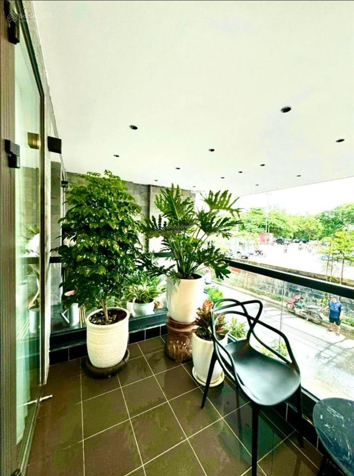 Bán tòa nhà 7 tầng thang máy  mặt phố nghi tàm  dòng tiền 5.000 usd/tháng  ô tô tránh