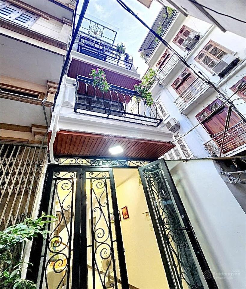 Bán nhà trung tâm hàng chuối 5 tầng có sân pháp lý rõ ràng