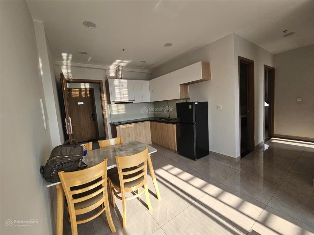 Bán gấp căn 2pn bao hết thuế phí, tặng full nội thất 60m2 căn góc 2 view legacy central dân ở full