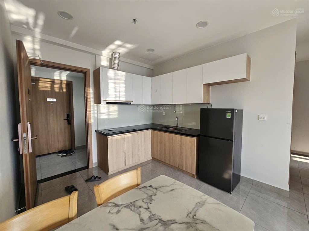 Bán gấp căn 2pn bao hết thuế phí, tặng full nội thất 60m2 căn góc 2 view legacy central dân ở full