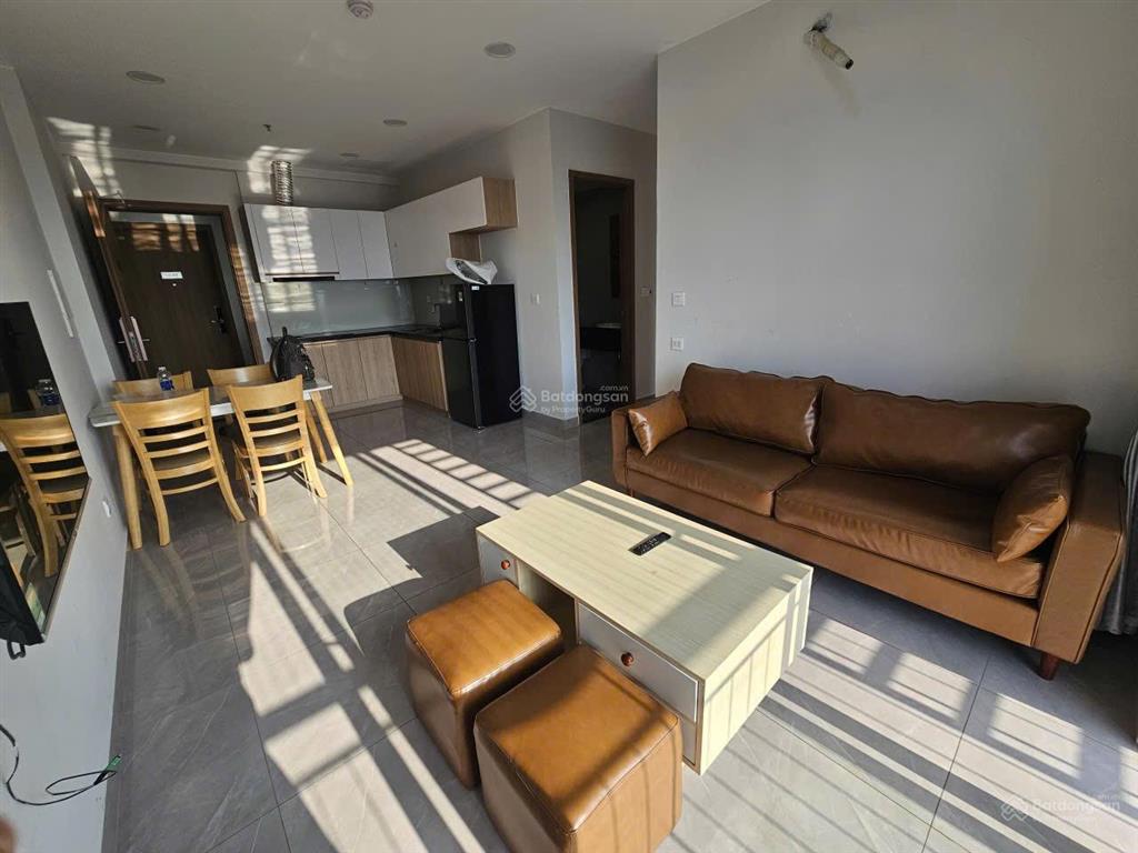 Bán gấp căn 2pn bao hết thuế phí, tặng full nội thất 60m2 căn góc 2 view legacy central dân ở full