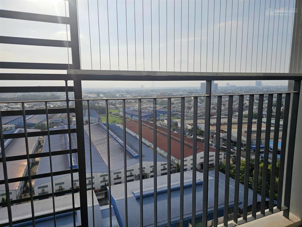 Bán gấp căn 2pn bao hết thuế phí, tặng full nội thất 60m2 căn góc 2 view legacy central dân ở full