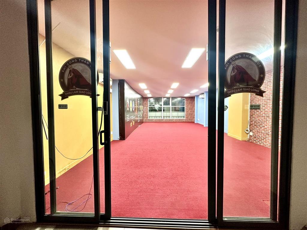 Cho thuê văn phòng 80m2, ngang 6m ở 219 khánh hội quận 4, giá chỉ 20 triệu cho làm 24/7