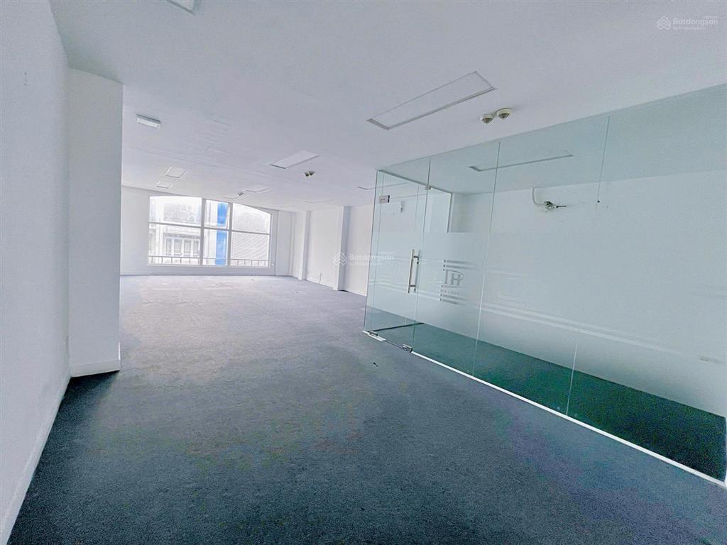 Cho thuê văn phòng 80m2, ngang 6m ở 219 khánh hội quận 4, giá chỉ 16 triệu cho làm 24/7