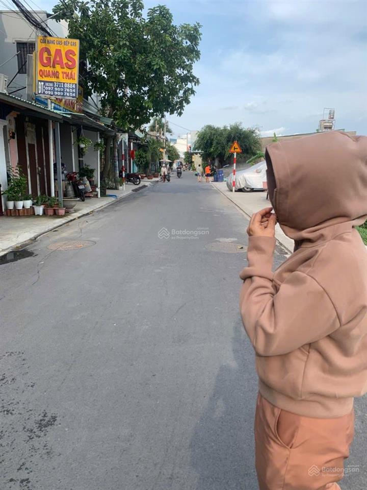 Chính chủ bán nhà riêng, mặt tiền đường nhựa rộng.