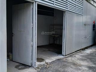 Nhà trọ mới có 1 toilet, 1 phòng có giường tầng rộng đủ 46 người lớn ngủ. có sân để xe và nấu ăn
