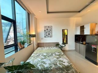 Studio mặt tiền dương bá trạc ngắm xe qua lại