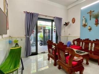 Nhà vào ở ngay, có chỗ đậu xe ô tô trước nhà