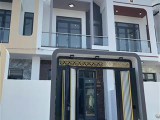 Chính chủ bán nhà 1 trệt 1 lầu 3pn,2wc 5x20 sổ hồng riêng cách chợ bình chánh 15p  0903 351 ***8