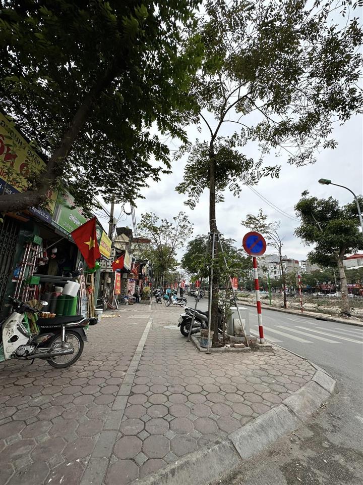 Tòa nhà văn phòng mới koong  9 tầng thang máy có hầm  ô tô tránh  2 mặt ngõ  gần ngã tư